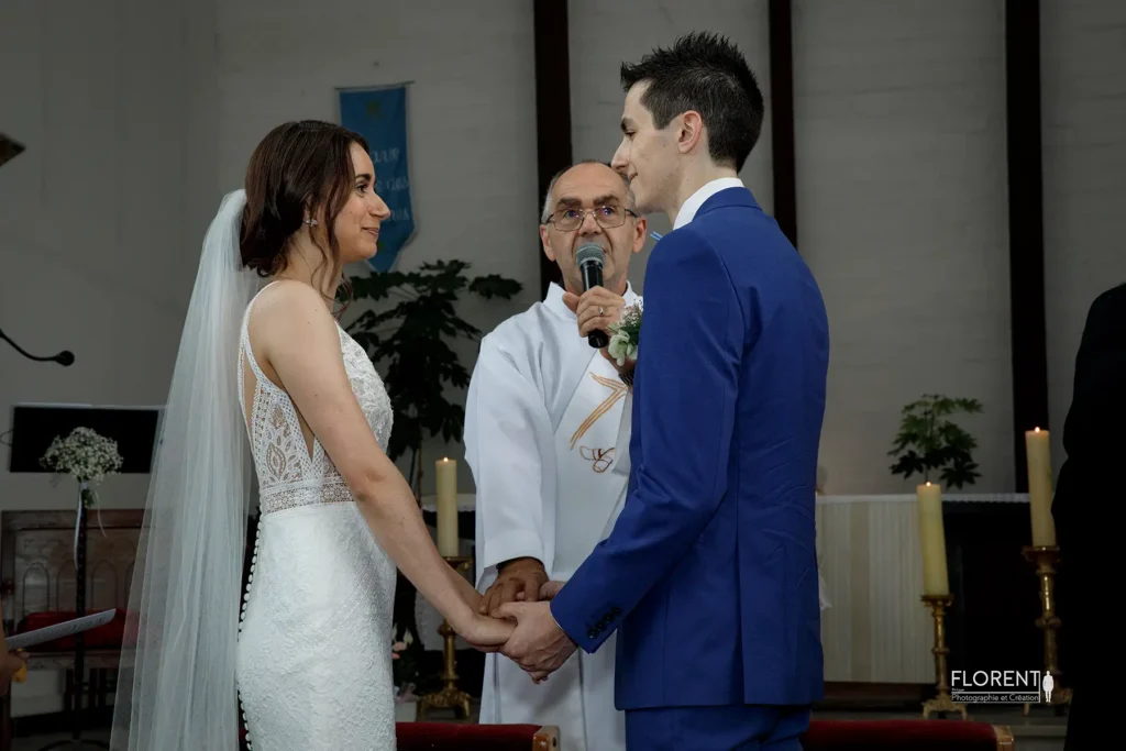 mariage eglise calais bleriot lille le touquet maries et pretre beni alliance se regardent florent photographe boulogne sur mer lille le touquet