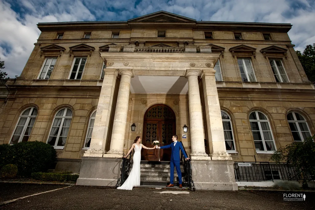 sublime seance couple mariage avec bouquet devant chateau fenelon lille cambrai calais arras superbe florent photographe mariage boulogne sur mer saint omer dunkerque