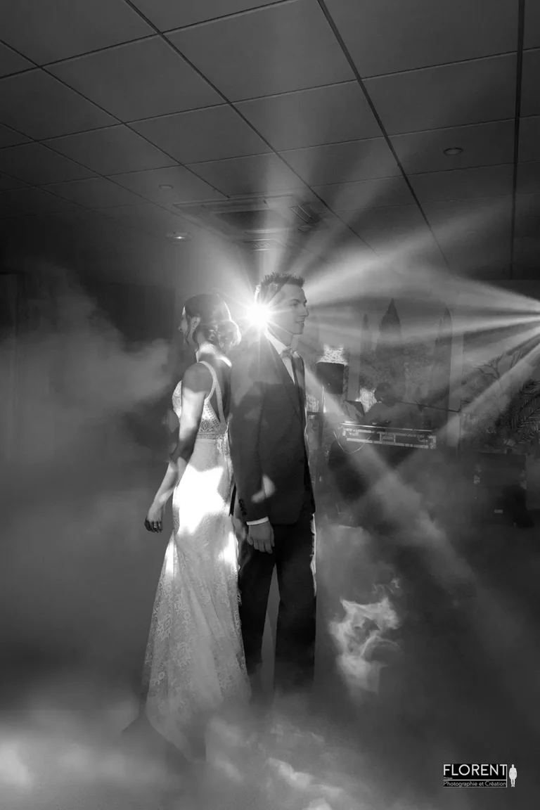 superbe danse amoureuse mariage lille arras cambrai dans la fumee projecteur noir et blanc florent photographe mariage boulogne sur mer paris arras calais amiens saint omer le touquet