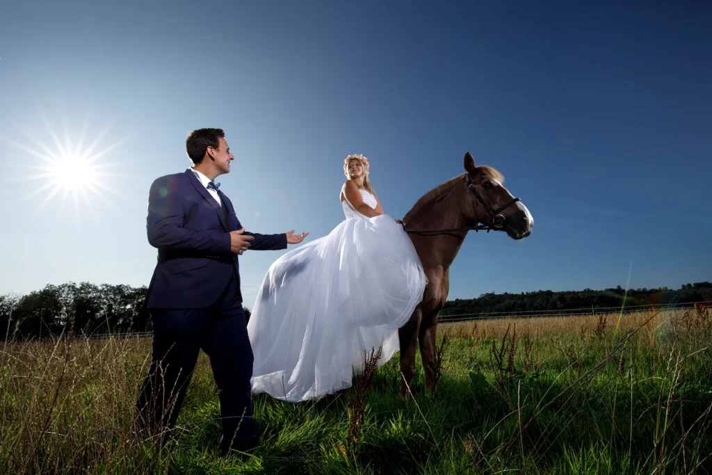 photographe-mariage-magique-avec-mariee-a-cheval-et-epoux-dans-les-champs-after-day-desvres-saint-omer-hardelot-florent-photographe-paris-le-touquet-lille-saint-omer-amiens-arras-calais-1.webp