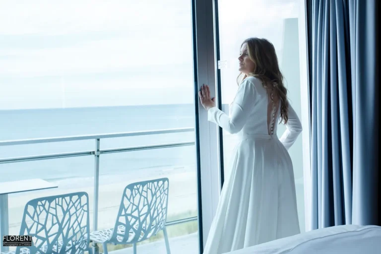 mariage le touquet habillage madame regarde la mer au balcon novotel florent studio photographe boulogne sur mer le touquet saint omer lille paris