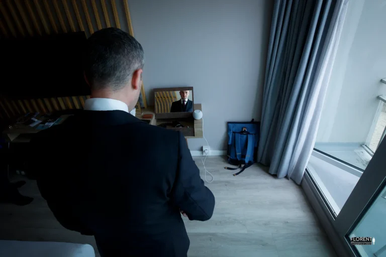mariage le touquet habillage monsieur elegant se regarde dans la glace florent studio photographe boulogne sur mer le touquet saint omer lille paris