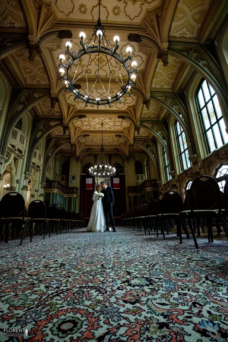 sortie mariage mairie du touquet epoux s embrassent sous les lustres magique florent photographe boulogne sur mer lille paris saint omer arras
