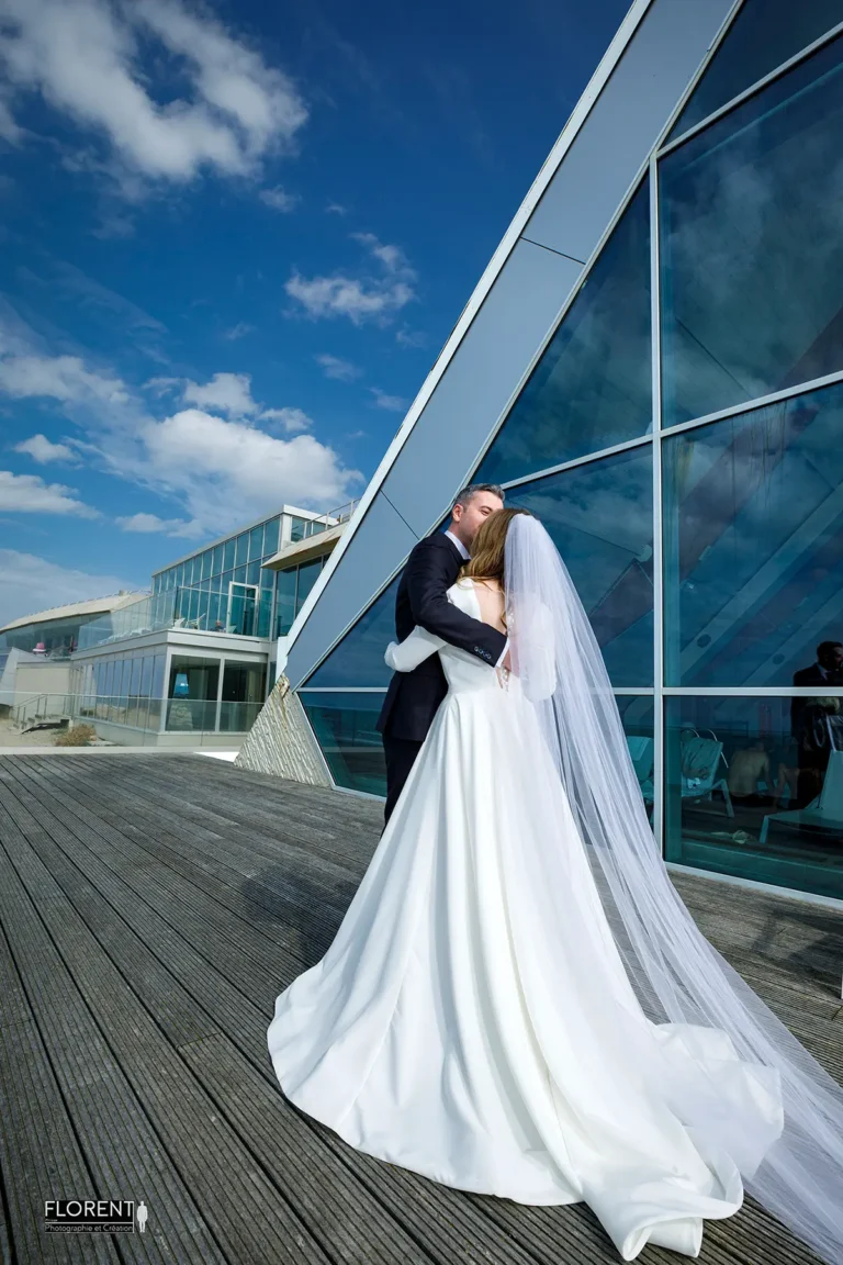 decouverte mariage baiser de l epoux terrasse novotel plage le touquet florent photographe mariage le touquet paris saint omer lille boulogne sur mer