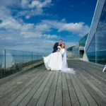 mariage pose renversante superbe terrasse novotel fond ciel bleu plage le touquet florent photographe mariage le touquet paris saint omer lille boulogne sur mer