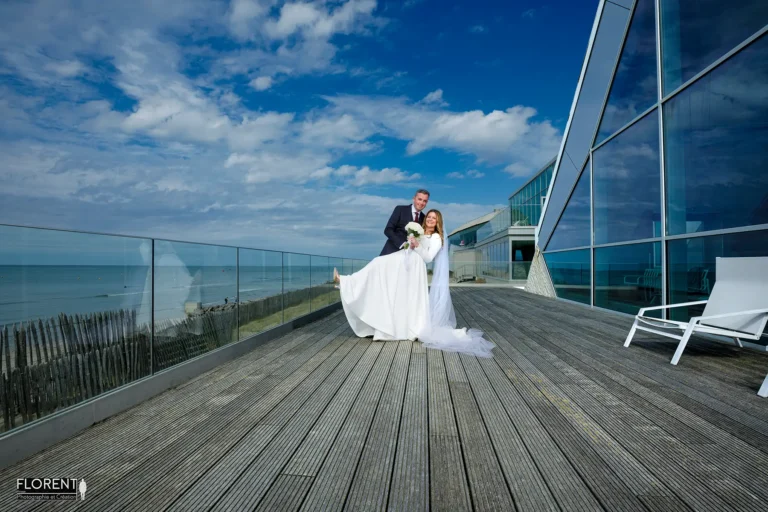 mariage pose renversante superbe terrasse novotel fond ciel bleu plage le touquet florent photographe mariage le touquet paris saint omer lille boulogne sur mer