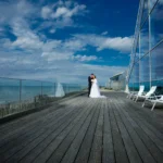 mariage superbe epoux s embrasse terrasse novotel fond ciel bleu plage le touquet florent photographe mariage le touquet paris saint omer lille boulogne sur mer