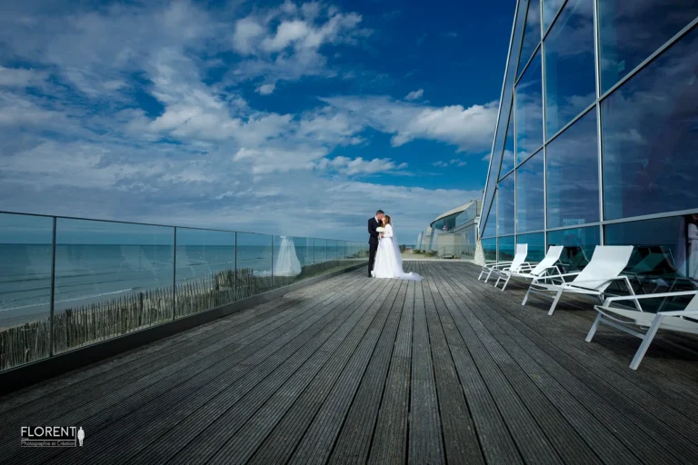 mariage superbe epoux s embrasse terrasse novotel fond ciel bleu plage le touquet florent photographe mariage le touquet paris saint omer lille boulogne sur mer