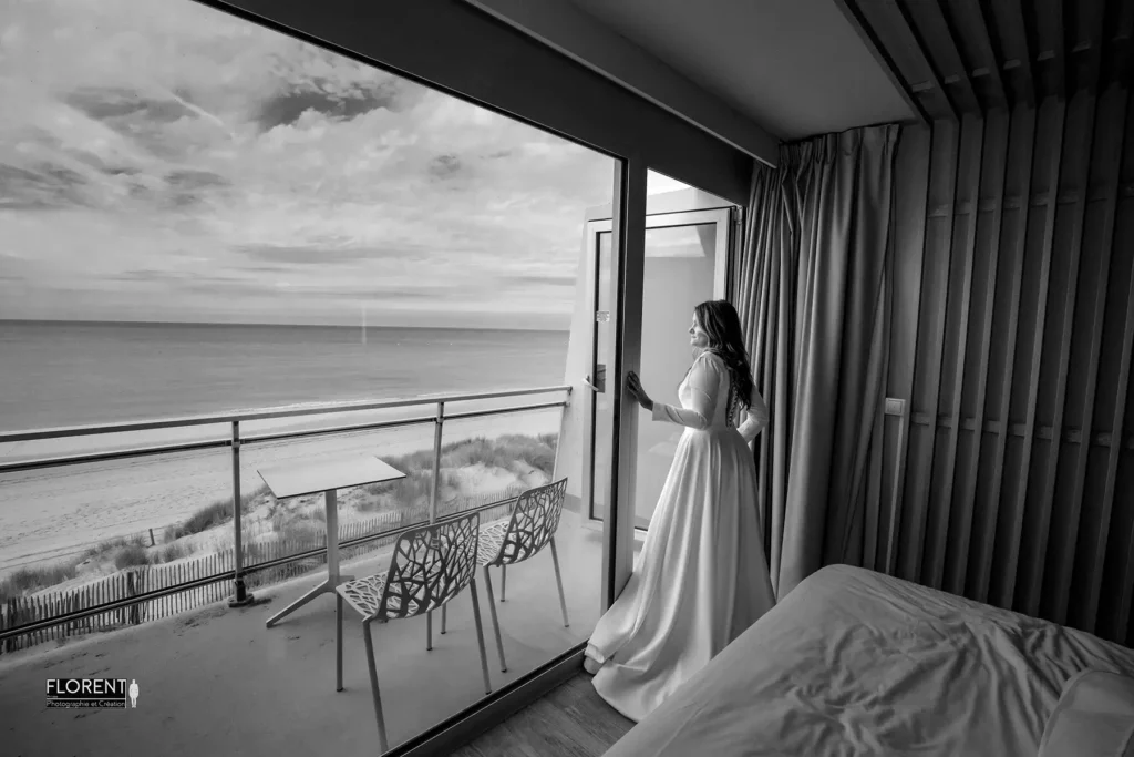 photographe mariage le touquet habillage madame regarde la mer au balcon florent studio photographe boulogne sur mer le touquet saint omer lille paris