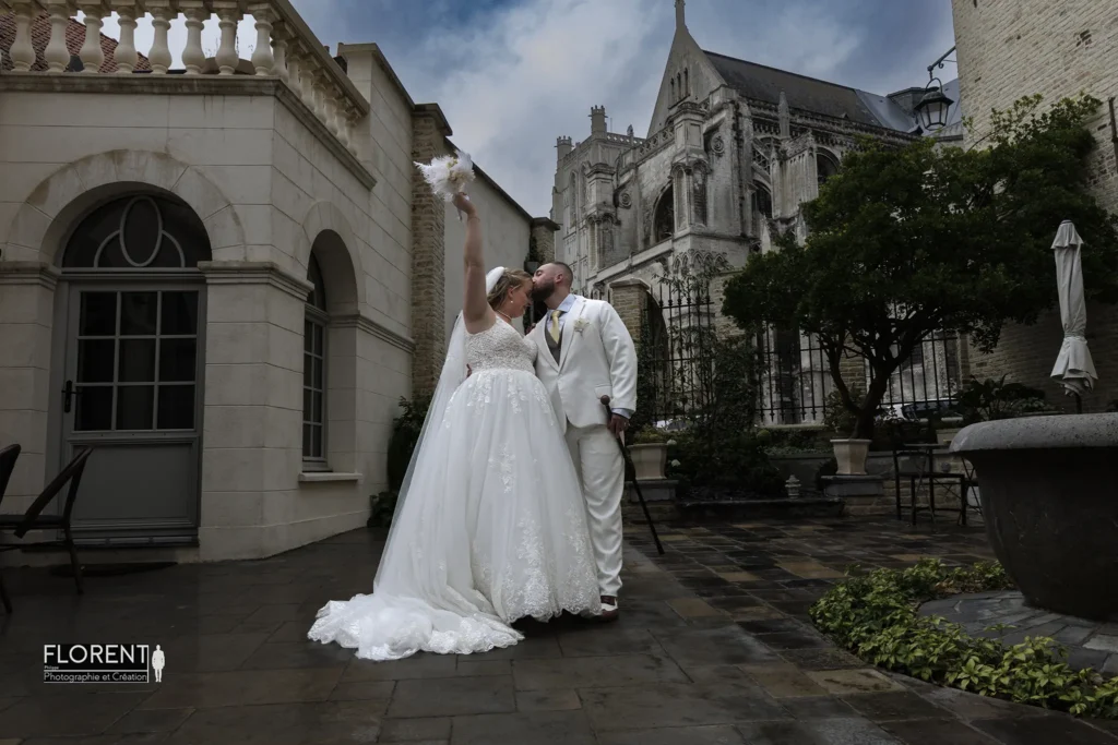 mariage joyeux saint omer clos bailli vue sur la cathedrale sous la pluie epoux s embrasse la marie jette son bouquet florent studio
