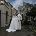 mariage joyeux saint omer clos bailli vue sur la cathedrale sous la pluie epoux s embrasse la marie jette son bouquet florent studio