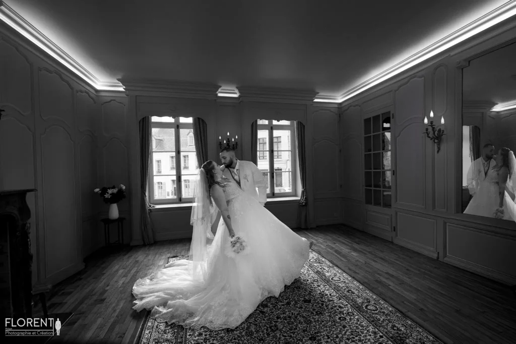 mariage saint omer superbe pose salon clos bailli renverse epoux noir et blanc avec miroir florent studio saint omer