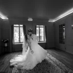 mariage saint omer superbe pose salon clos bailli renverse epoux noir et blanc avec miroir florent studio saint omer