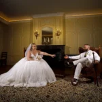 pose mariage saint omer salon clos bailli epoux assis tendent les mains florent studio
