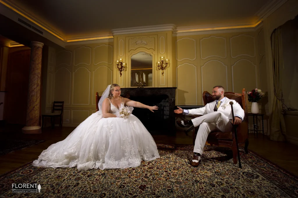pose-mariage-saint-omer-salon-clos-bailli-epoux-assis-tendent-les-mains-florent-studio