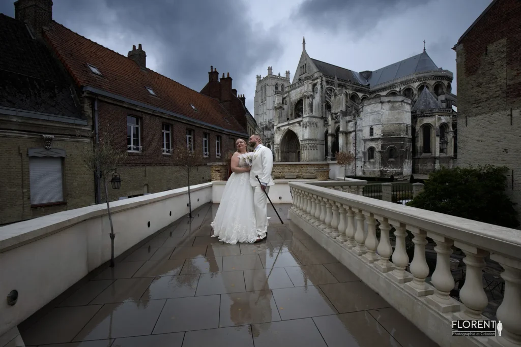 superbe-mariage-saint-omer-vue-sur-la-cathedrale-sous-la-pluie-epoux-sur-la-terrasse-bailli-florent-studio