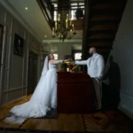 superbe pose mariage saint omer clos bailli epoux tend la cle de la chambre humour lumiere ambiance florent studio saint omer