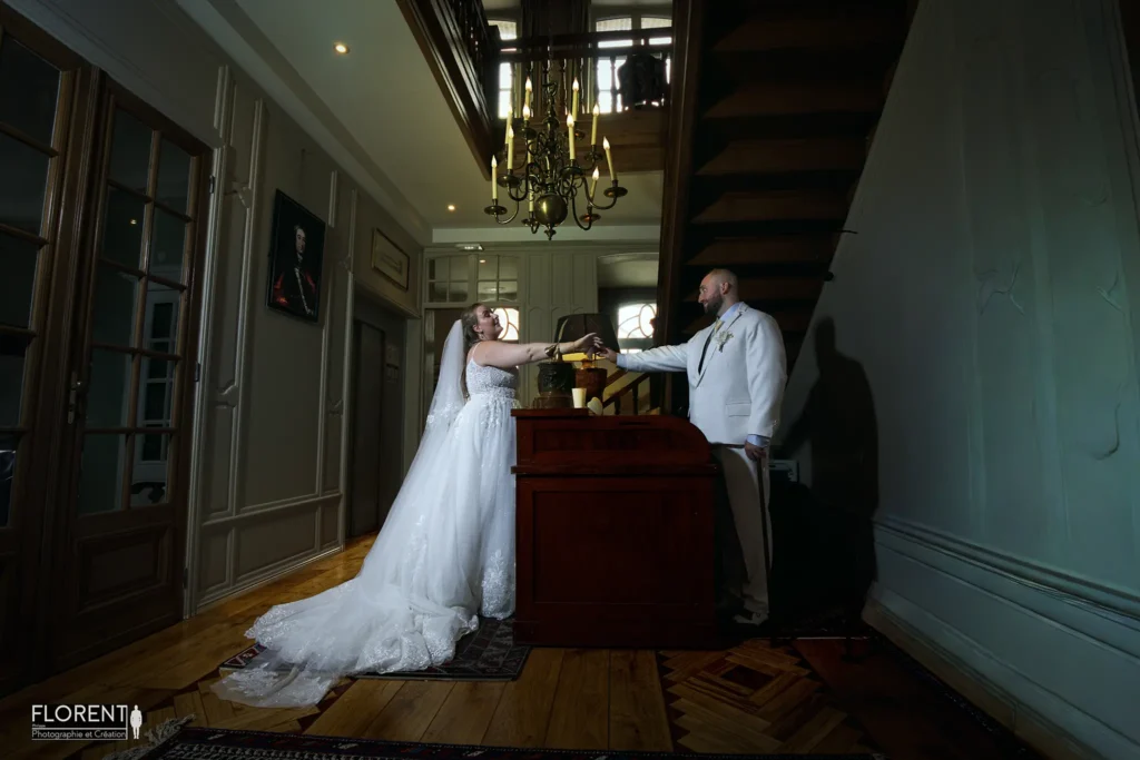 superbe-pose-mariage-saint-omer-clos-bailli-epoux-tend-la-cle-de-la-chambre-humour-lumiere-ambiance-florent-studio-saint-omer