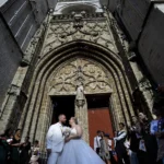 superbe mariage saint omer vue sur la cathedrale sortie des epoux haut des marches florent studio photographe