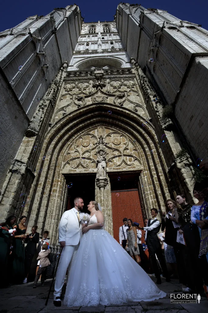 superbe mariage saint omer vue sur la cathedrale sortie des epoux haut des marches florent studio photographe